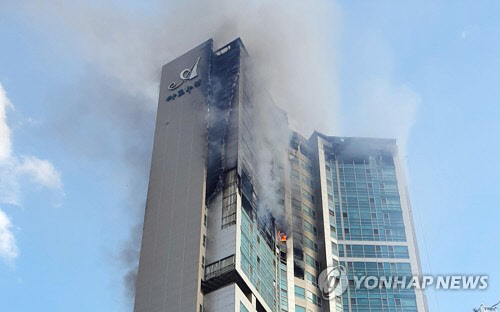 지난 8일 밤 울산 33층 주상복합 아파트에서 발생한 불이 14시 30분 만에 초진이 완료됐다.  <사진=연합뉴스>